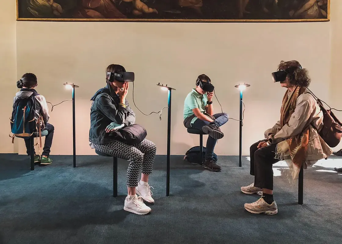 Люди переглядають 3D тур у VR-окулярах